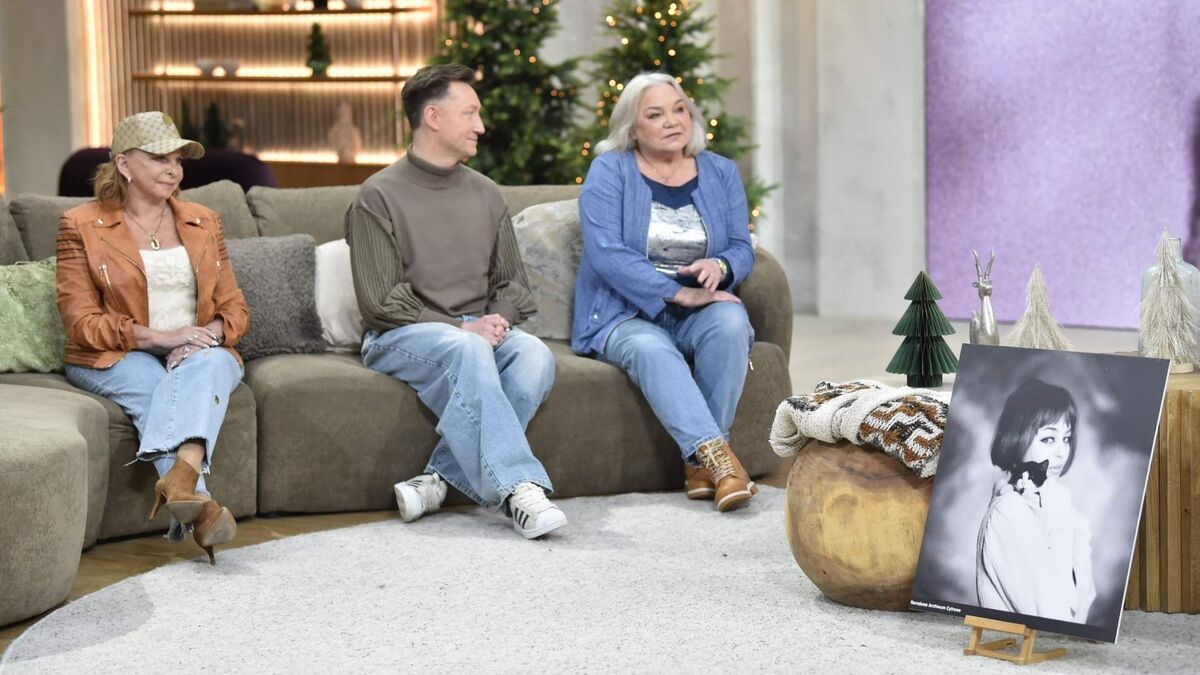 Ujęcie ze studia programu „Pytanie na śniadanie” przedstawia siedzących na kanapie gości: Małgorzatę Potocką, Mikołaja Milckego oraz Aleksandrę Wierzbicką. Rozmówcy siedzą obok siebie, ubrani w codzienne stylizacje, a ich uwaga skierowana jest w stronę prowadzących poza kadrem. Na pierwszym planie widoczny jest stolik z dekoracjami oraz czarno-biała fotografia Kaliny Jędrusik na sztaludze, a w tle choinki z lampkami.