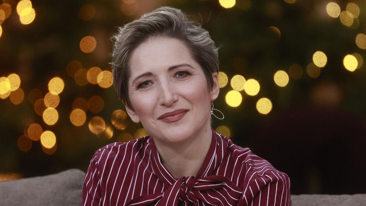 Magda Steczkowska w studiu „Pytania na Śniadanie” siedzi na kanapie w świątecznej aranżacji programu. Ma na sobie bordową koszulę w jasne paski, a w tle widoczne są rozmyte światełka choinkowe. Ujęcie wykonano podczas nagrania rozmowy w porannym paśmie telewizyjnym.